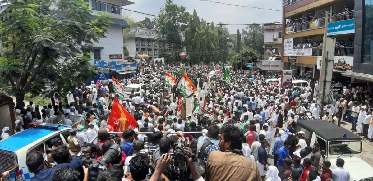 Massive Crowd Greets Rahul, Priyanka Gandhi At Wayanad Roadshow – India TV