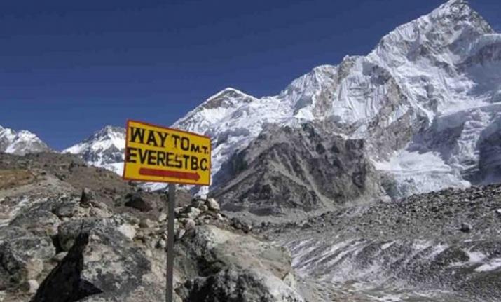 American mountaineer dies descending Everest