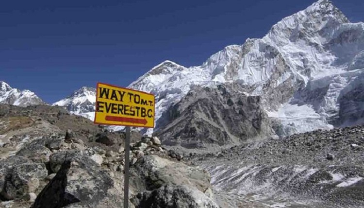 Two policemen from Jammu and Kashmir scale Mount Everest; Home Minister, Governor heap praises