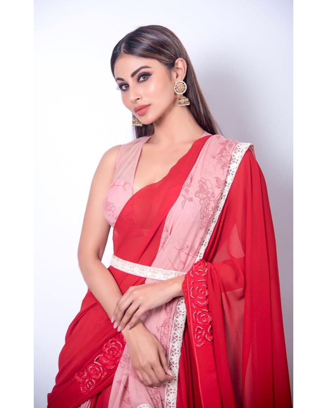 Newlywed Mouni Roy glows in red Banarasi saree with husband Suraj Nambiar  as they make first appearance at airport in Mumbai : Bollywood News -  Bollywood Hungama