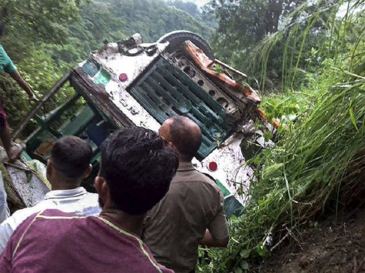 Jammu And Kashmir: Three Killed, Five Injured After Vehicle Skids Off ...