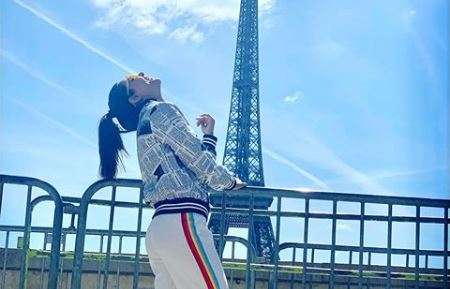 After bidding goodbye to Kasautii, Hina Khan poses with Eiffel Tower on her way to Cannes 2019