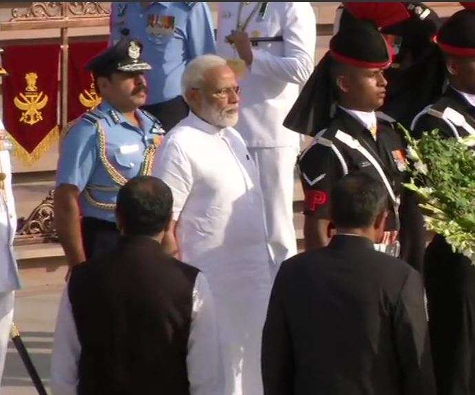 Narendra Modi pays tribute to Mahatma Gandhi, Vajpayee