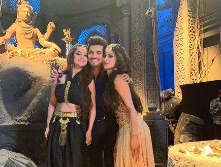 Mouni Roy shares behind-the-scene photos of Naagin 3 grand finale and fans can't keep calm