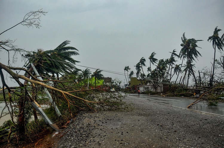 After wreaking havoc in Odisha, Cyclone Fani to hit Bengal | Key Points