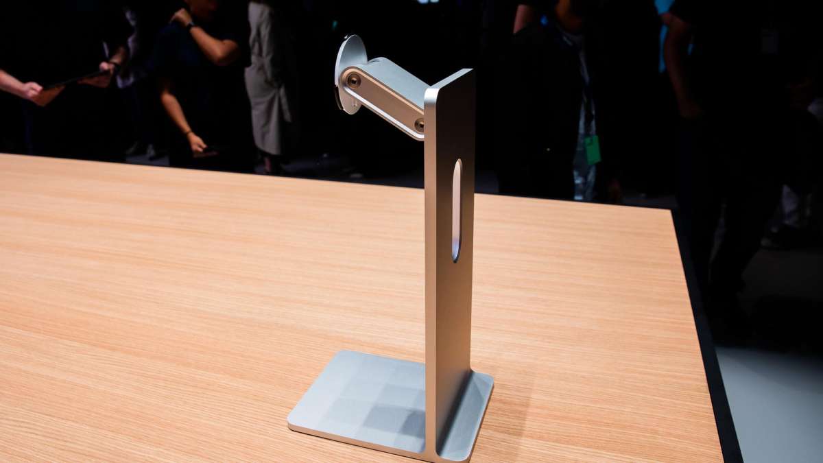 Apple Pro Stand' Memes Roast The Outrageous Price Of Apple's Bougiest  Product Yet