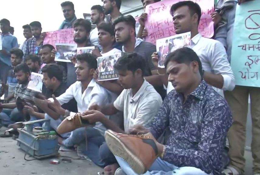 Patna: Jan Adhikar Chhatra Parishad members polish shoes to collect money for children affected due to AES