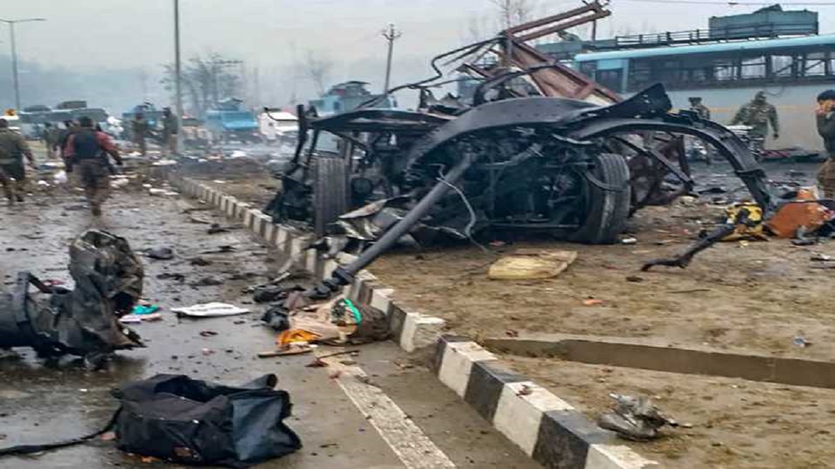 5 killed, 38 injured in blast targeting police vehicle in Pakistan