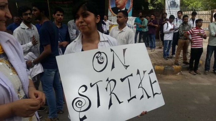 Junior doctors at Patna Hospital on strike after failing in exams, demand action against senior professor