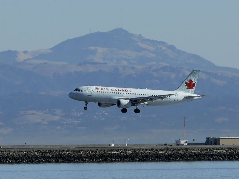 Diploma Sanctie kijken Sydney-bound Air Canada flight makes emergency landing due to severe  turbulence, 37 injured | World News – India TV