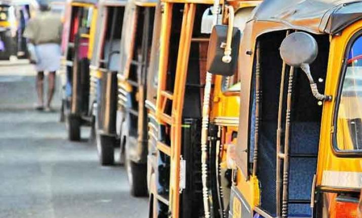 Mumbai autorickshaw drivers call off proposed strike after CM agrees to discuss their demands