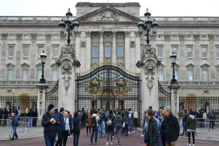 Man arrested for scaling Buckingham Palace gates