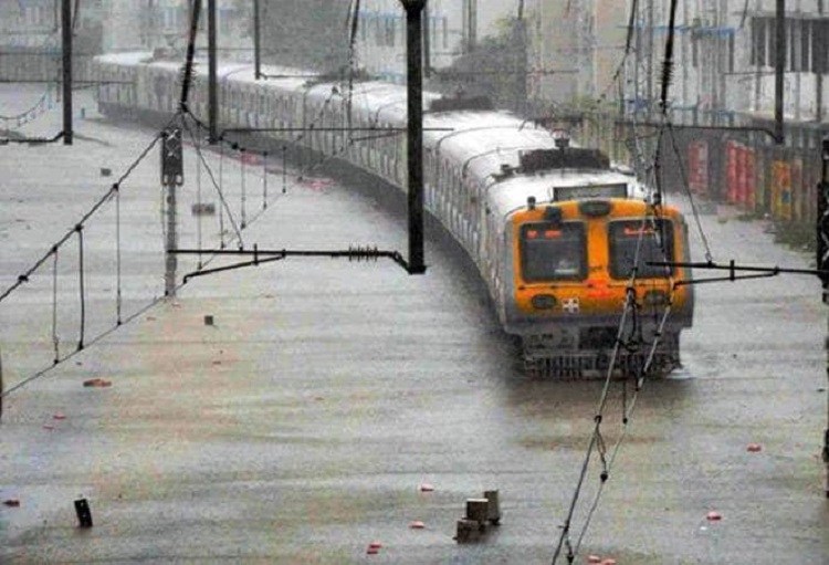 Mumbai's lifeline, Central line-CST, Western line-Borivali and Harbour line down due to heavy rains