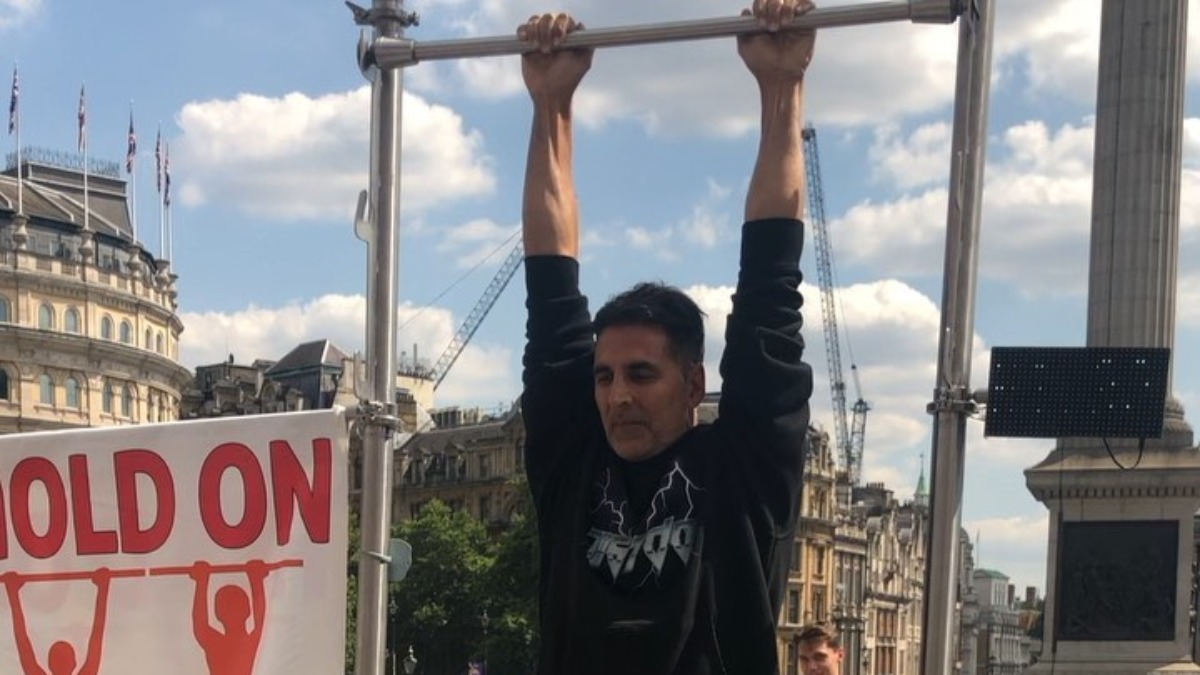 Akshay Kumar wants to make quick 100 pounds; undertakes a hilarious task- Watch video