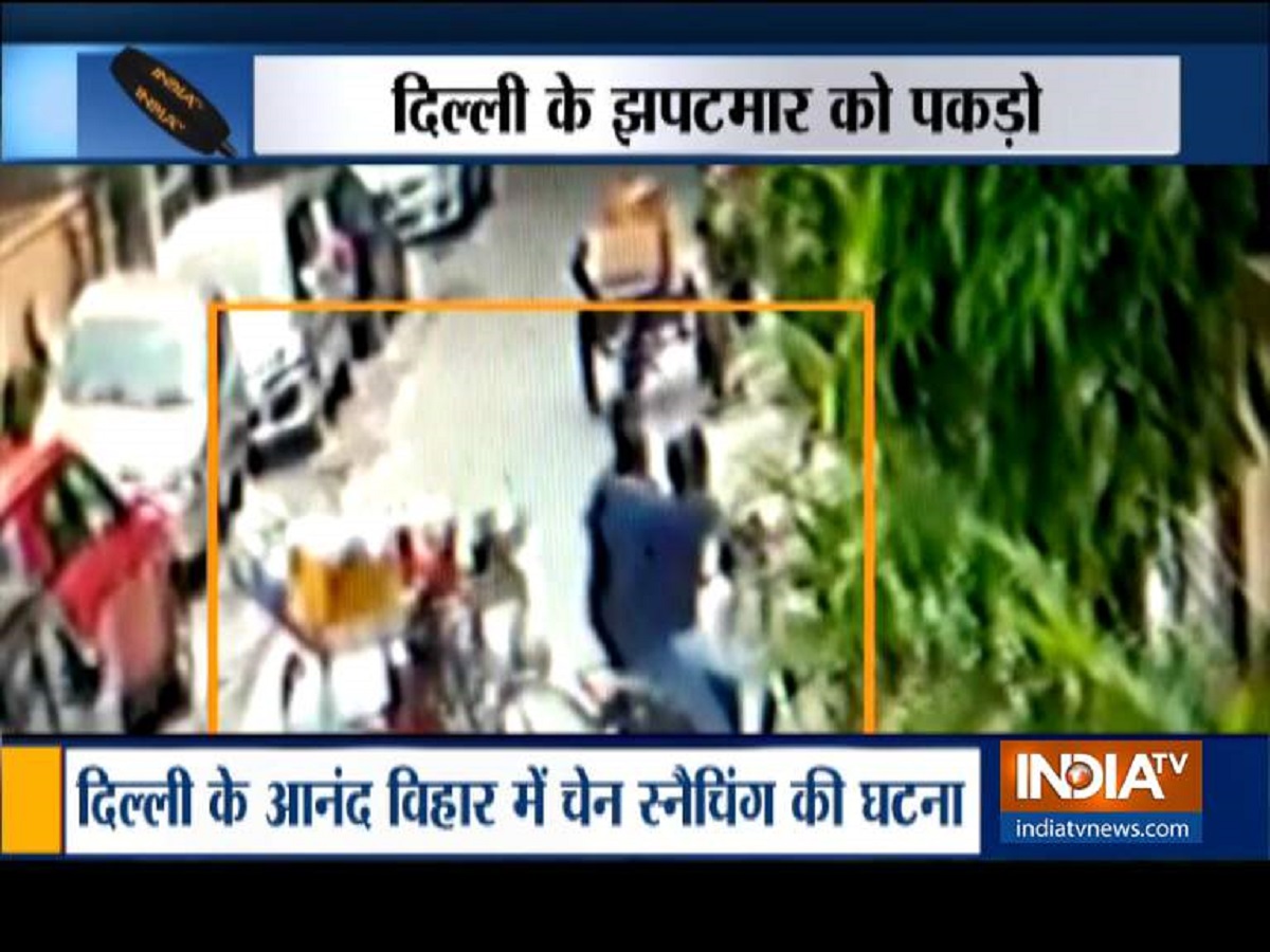 Delhi: Bike-borne miscreants snatch woman's chain, flee as vendors attempt to obstruct | Video