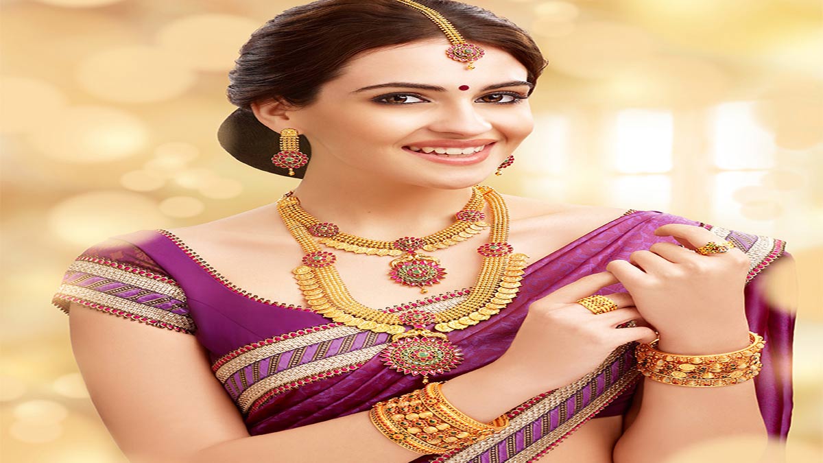 Planning to invest in gold? Buy 10 grams and save Rs 3,000 right away. Here's how&nbsp;