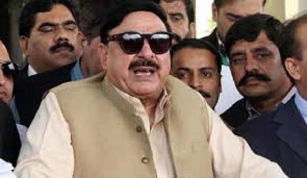 Pakistan Railways Minister&nbsp;Sheikh Rashid gets electric shock from mike
