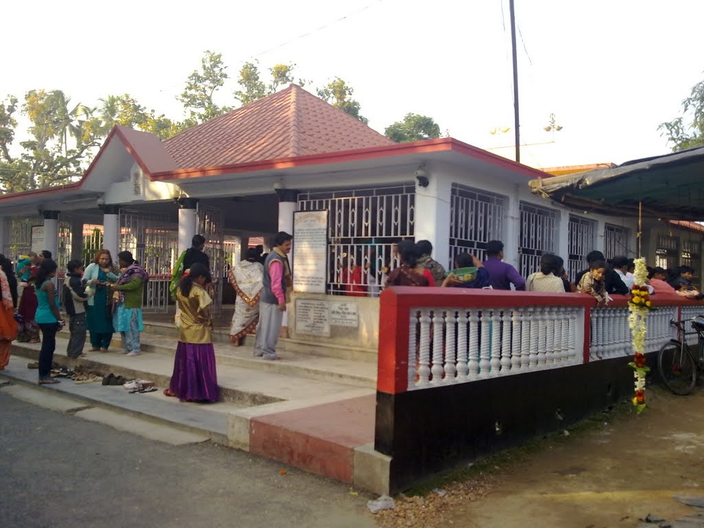 4 dead, 23 injured after wall collapses at Loknath Temple in Kolkata