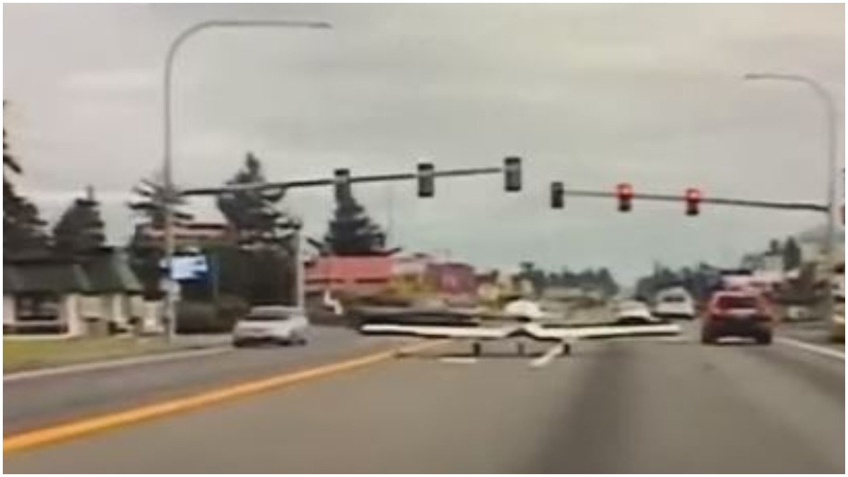 Video captures plane landing on busy Washington road&nbsp;