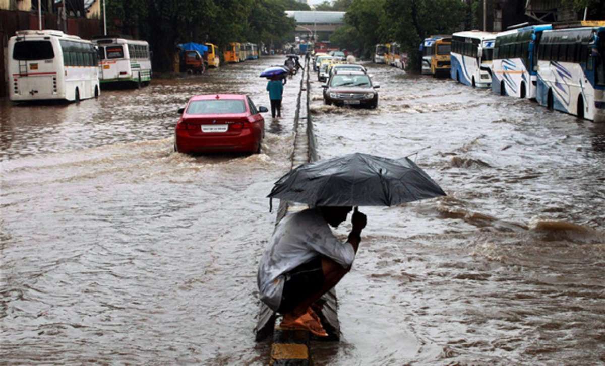 Heavy rains lash large parts of country; situation grim in Maharashtra, Karnataka | HIGHLIGHTS OF THE DAY