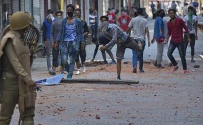 Nine injured in stone-pelting during clash in UP's Muzaffarnagar – India TV