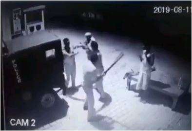 Lathi Se Dar Nahi Lagta Hai Sahab: Two policemen fight with sticks over bribe | Watch video