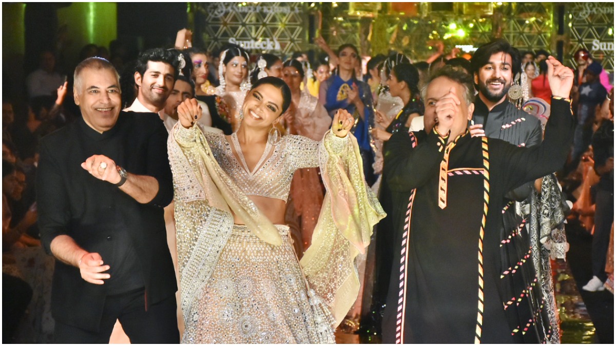 Deepika Padukone grooves during Abu Jani-Sandeep Khosla's show.