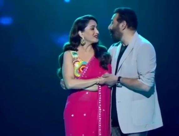 Main teri mohabbat mein paagal ho jaunga: Madhuri Dixit, Sunny Deol bring 90s back, dance to the song on stage