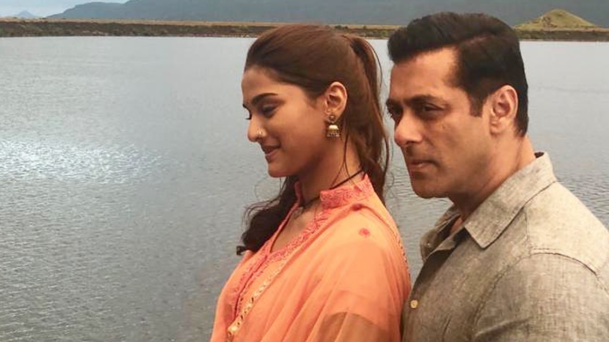 Dabangg 3 Salman Khan Shares Bts Photo With Co Star Saiee Manjrekar India Tv