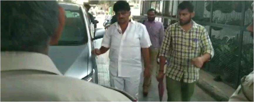 Congress leader Shivakumar, daughter arrives at ED office for questioning