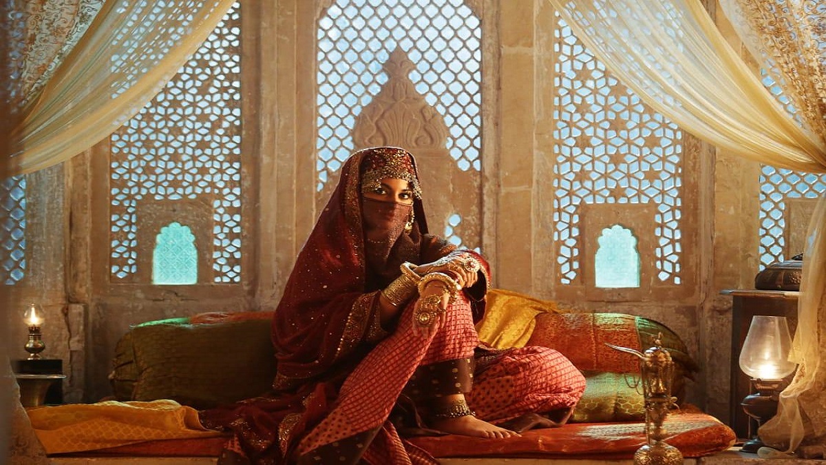 Laal kaptaan latest updates sonakshi sinha first look saif ali khan naga sadhu trailer, Laal Kaptaan: Sonakshi Sinha's first look from Saif Ali Khan's action-drama is intriguing