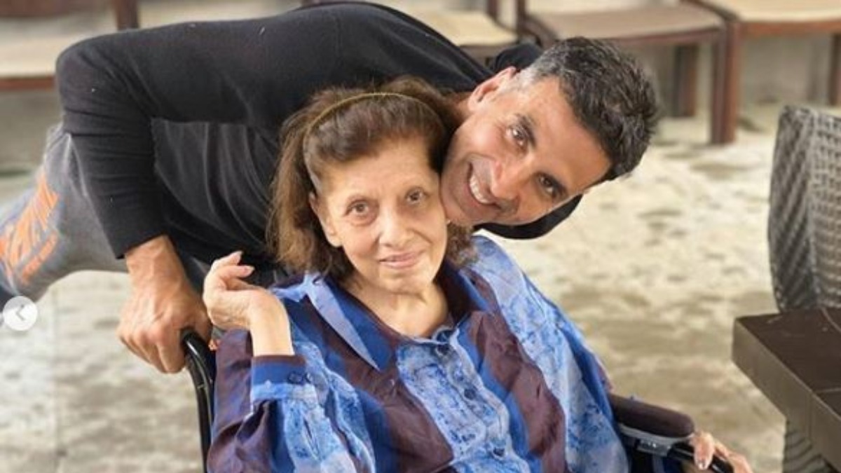 Akshay Kumar poses with Twinkle Khanna's grandmother Betty Kapadia on her 80th birthday