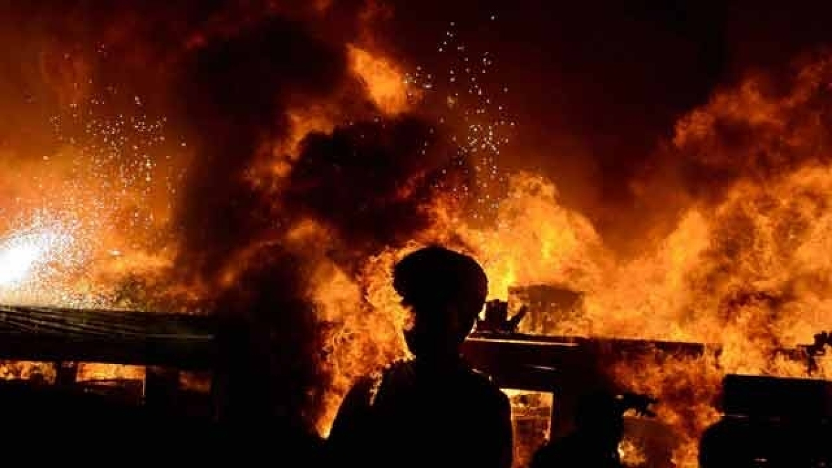 Maharashtra: Five shops gutted in fire, no casualty