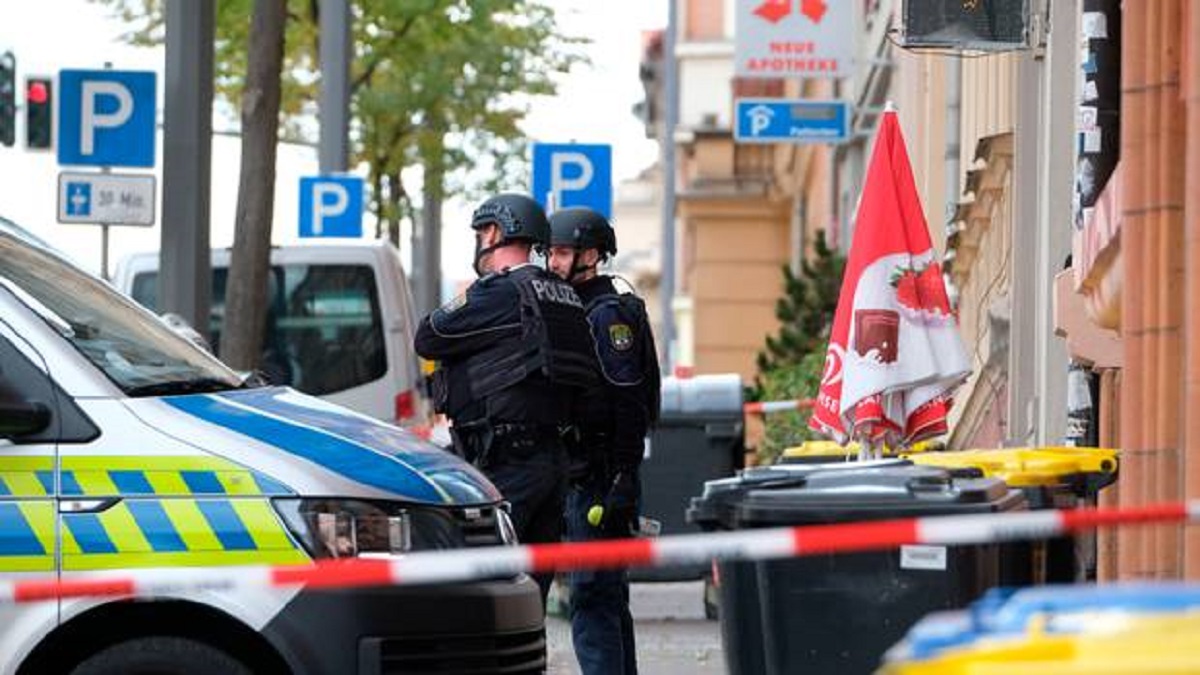 Germany: 2 killed as gunman attacks synagogue, live streams video