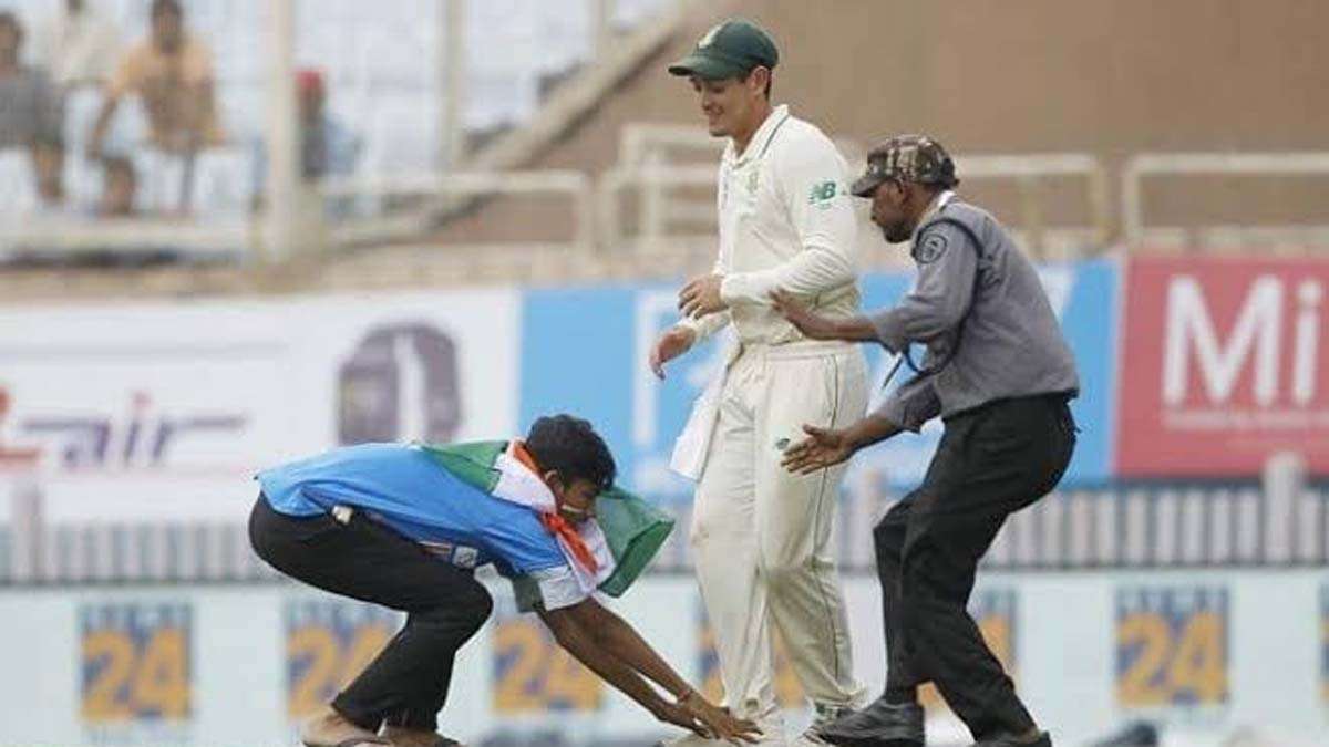 India vs South Africa 3rd Test: Fan breaches security cordon to touch Quinton de Kock's feet