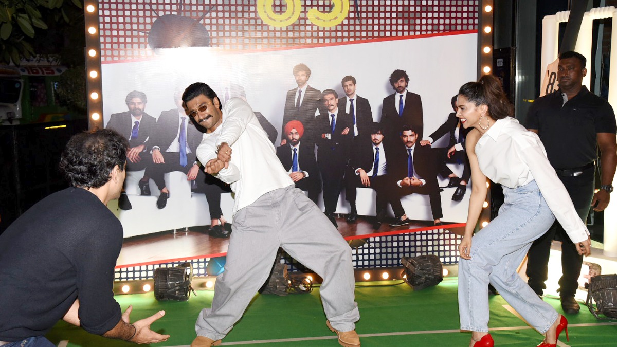 Ranveer Singh hits a six on Deepika Padukone&rsquo;s ball at &rsquo;83 wrap up bash