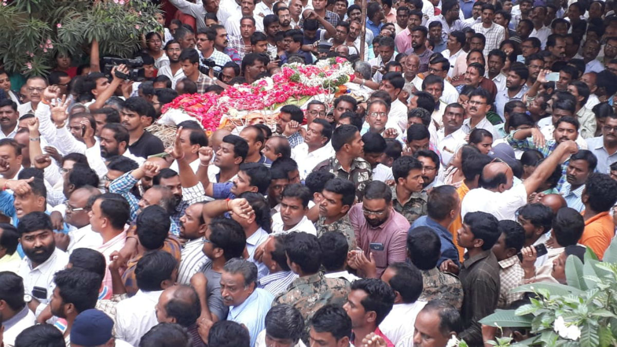 Thousands join Revenue dept officer Vijaya Reddy last journey in Hyderabad. She was burnt alive on Monday. Thousands join Revenue dept officer Vijaya Reddy last journey in Hyderabad. She was burnt alive on M