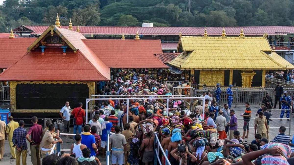 Lord Ayyappa Devotees brave rain to offer prayers at Sabarimala