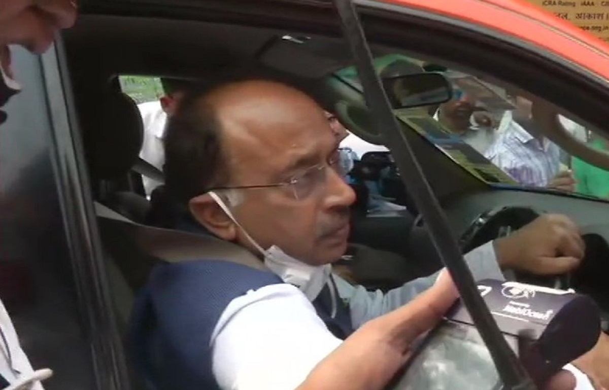 Vijay Goel defies Delhi Odd-Even scheme in symbolic protest; challaned for Rs 4,000