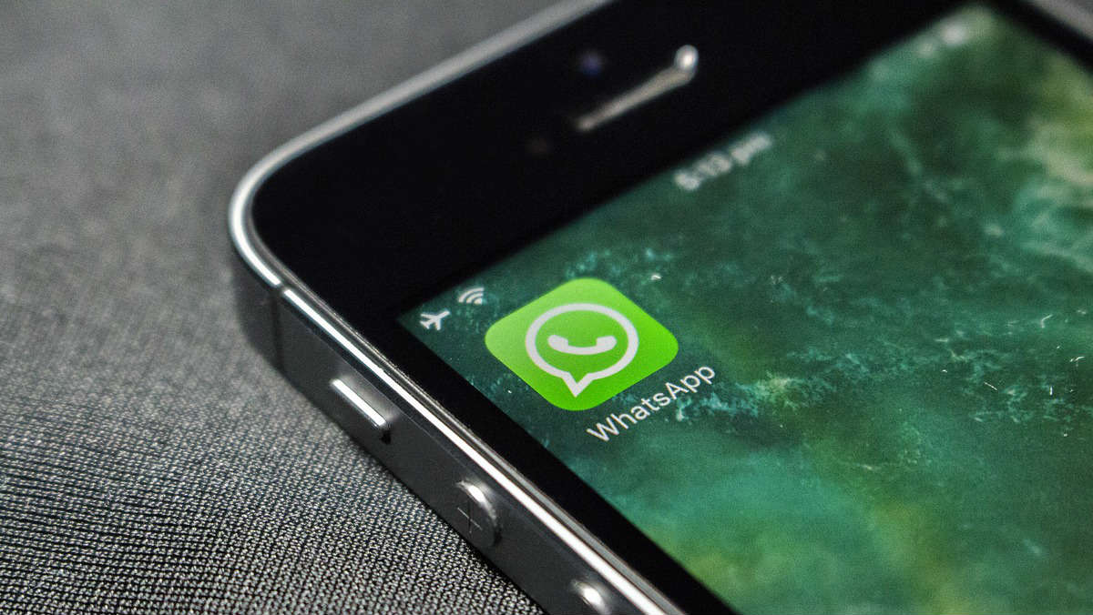 WhatsApp refreshes its camera icon; preparing for dark mode?