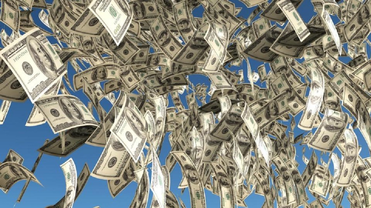 US man robs bank, throws stolen money in air shouting 'Merry Christmas