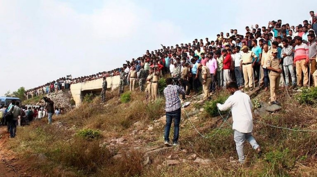 TRS MLA grieves for families of Hyderabad rape accused killed in encounter | Viral Video