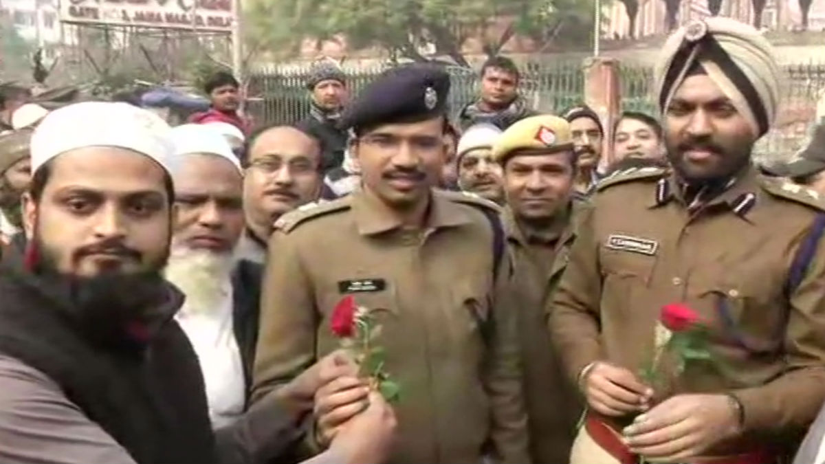 Want peace: Locals in Jama Masjid area offer roses to police