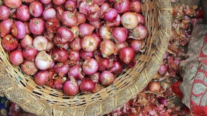 Puducherry CM gifts onions to women party workers on Sonia Gandhi's birthday&nbsp;
