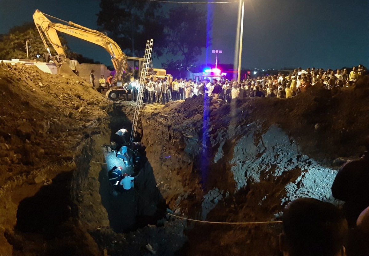 Pune: 2 firefighters die as mound of soil caves in