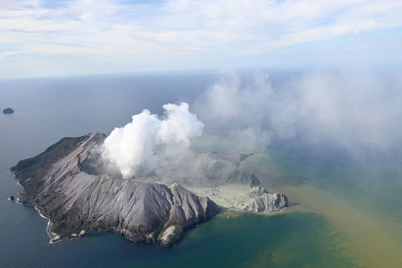 Deadly volcano rocks New Zealand: 5 killed, tourists missing