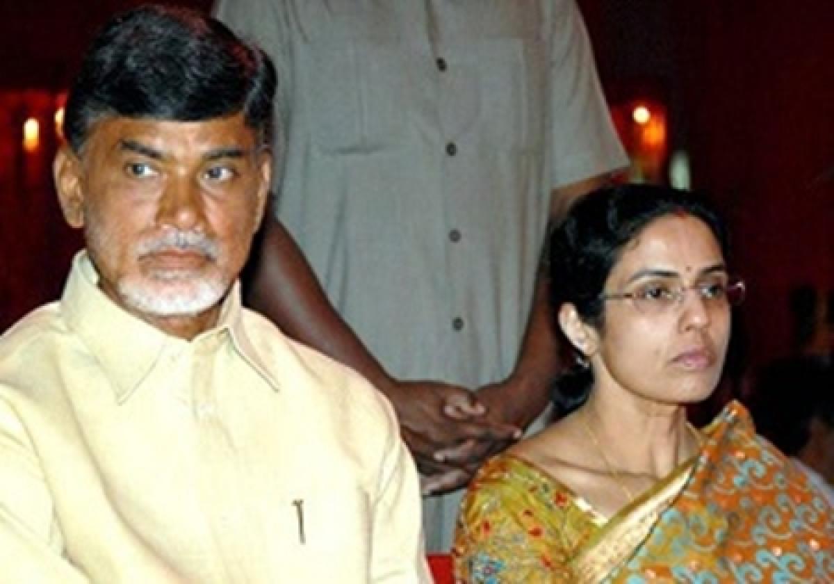 Amaravati farmers' protest: Chandrababu Naidu's wife donates her gold  bangles for auction | India News â€“ India TV