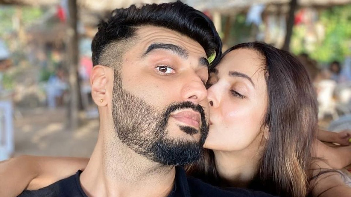 Arjun Kapoor kickstarts 2020 with a kiss of love from Malaika Arora