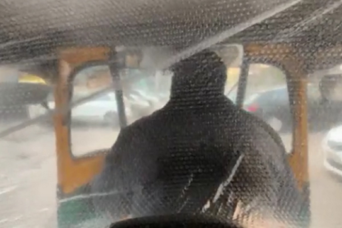 Sardi se bachao plus mini airbags ki safety: Twitter reacts to Delhi autowala's unique way to fight winters