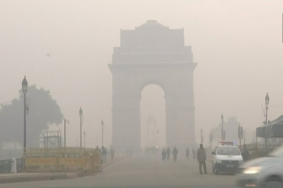 Delhi wakes up to moderate fog, flight operations normal, delay in ...